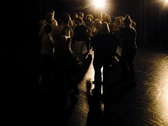 Photo de F.Sturcin représentant un groupe de danseurs dans la pénombre.