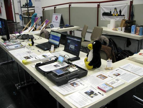 Unser Stand vor Messebeginn auf der Hack&Make 2023 auf Messe Nürnberg in der Halle 10. Auch diesmal werden wir wieder dabei sein. An drei Tagen zeigen wir, was mit freier Software und Linux möglich ist.

Foto: Tische zu einem U aufgestellt, auf denen unser Infomaterial sowie Linux-Hefte zur Mitnahme ausliegt. Daneben noch eines an Hardware, welche mit freier Software bearbeitet wurde. Unser Tux darf natürlich auch nicht fehlen.