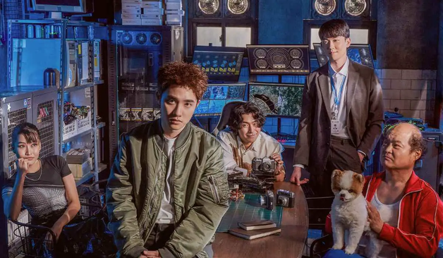 Some of the cast, including Do Kyung Soo, sitting around a table in a scene from the 2022 South Korean drama "Bad Prosecutor"