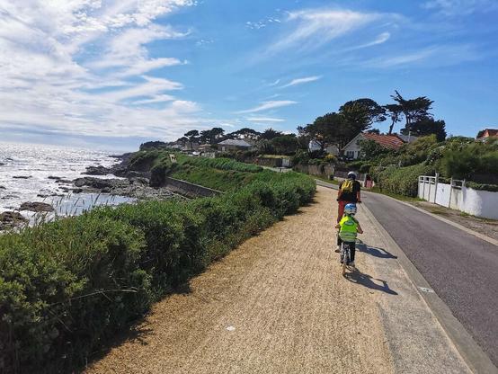 Deux cyclistes sur une piste au bord de l'Océan Atlantique