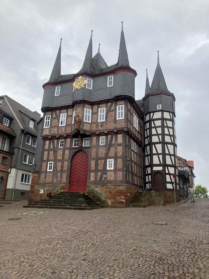 Das Frankenberger Rathaus ist ein imposanter Fachwerkbau. Die Gefächer sind größtenteils mit Ziegelsteinen ausgemauert, wodurch sich eine interessante Optik ergibt. Am Rathaus angebaut ist ein Turm, dessen Gefächer verputzt und weiß gestrichen sind. Das Dach hat mehrere spitze Türme und ist mit Schieferschindeln gedeckt.