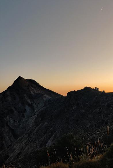 Vista de la Boca de la Pescá al anochecer. El sol ya se ha puesto, aunque aún se ve su luz. Se puede ver una luna creciente en la esquina derecha