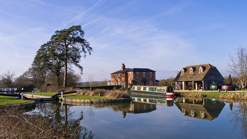 A photo titled "Caen Hill Locks, Kennett and Avon Canal, near Rowde", taken near Lock 27, Marsh Lane Lock by interbeat on Flickr.