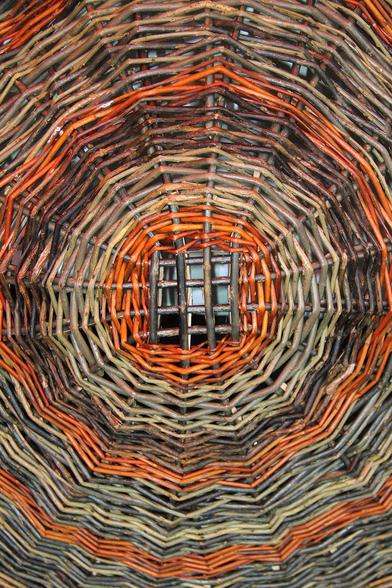 A  beautiful multi-color skib made by @westcountrywillows. A skib is a traditional basket from the West of Ireland used to strain and then serve potatoes.

Ein schöner mehrfarbiger Skib von @westcountrywillows. Ein Skib ist ein traditioneller Korb aus dem Westen Irlands, der zum Abseihen und anschließenden Servieren von Kartoffeln verwendet wird.
