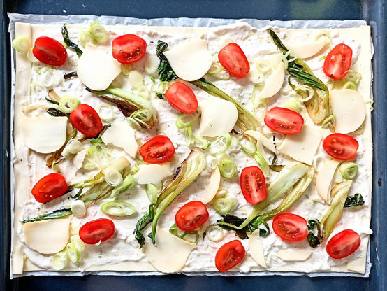 Der Gemüsekuchen vor dem Backen auf dem Blech.