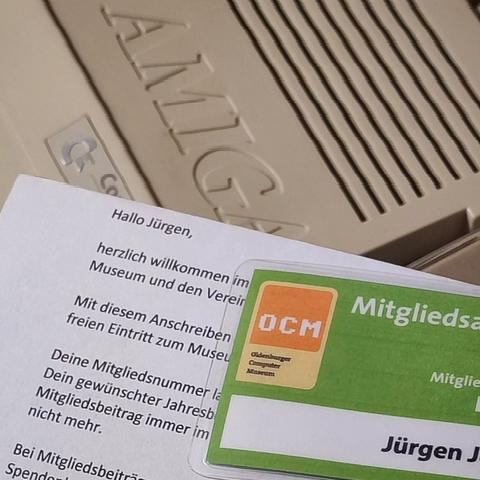 Brief und mein neuer Mitgliedsausweis vom Oldenburger Computer Club. dahinter mein Amiga 500