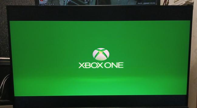 testing the console, here's my monitor with the low res Xbox One logo before the console recognizes there's a high end display connected.