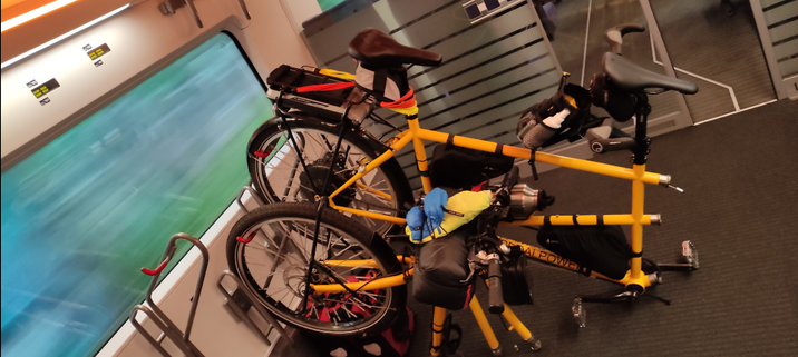 ein Tandem, in zwei Teilen auseinandergebaut, steht im Fahrradabteil eines ICE.