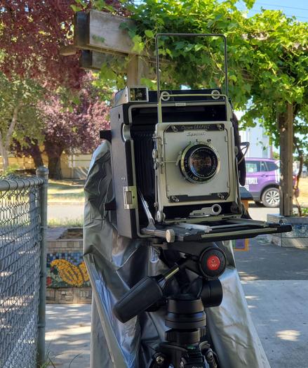 Graflex Crown Graphic large format camera, mounted on tripod.