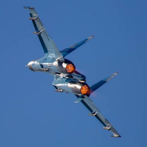 Ukrainian Air Force Sukhoi Su-27 performing at Belgian Air Force Days #avgeek #bafdays #belgium #aviation #military #su27 #flanker #sukhoi #sukhoi  #airshow #airshows #planes #airforce #aircraft #airplane #air #travel #blue #sky #ukraine #pilot #instaplane #instaaviation