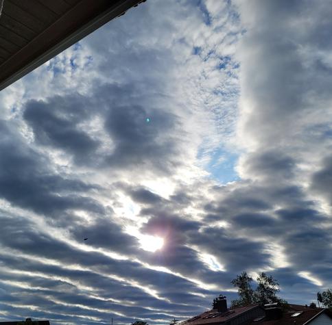 Wolkenhimmel wie die Furchen in einem Feld mit Sonnenlücken