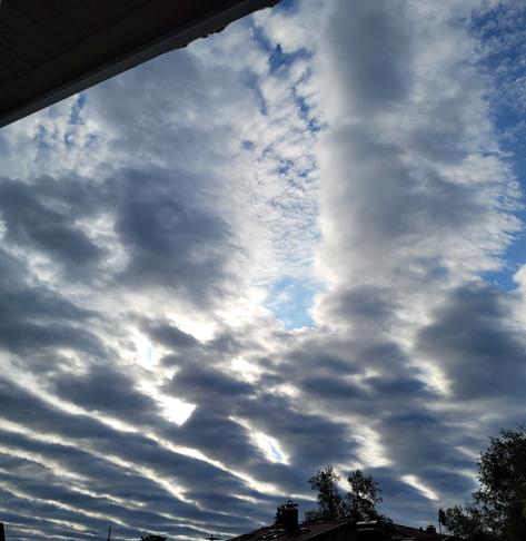 Wolkenhimmel wie die Furchen in einem Feld mit Sonnenlücken