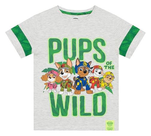 T-Shirt mit „Paw Patrol“-Motiv: 5 Hunde der Serie nebeneinander, darüber und darunter steht in Großbuchstaben „Pups of the Wild“. Die Wörter „of the“ sind jedoch vergleichsweise klein, so dass auf den ersten Blick „Pups Wild“ bzw. „Pupswild“ zu lesen ist.