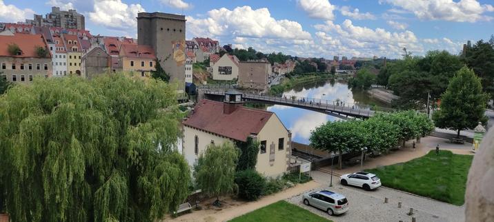 ein Blick von der Görlitzer Stadtmauer auf die weit unten liegende Neisse und das am anderen Flussufer liegende Zgorzelec