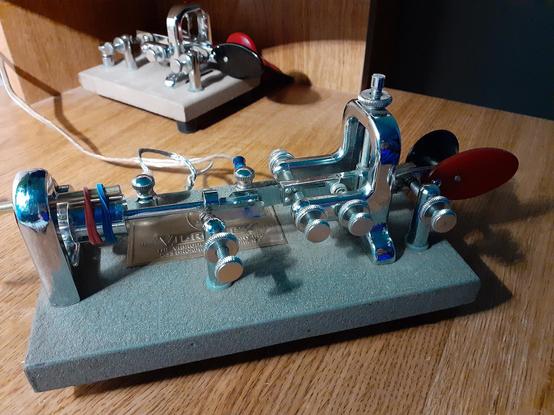 Semiautomatic morse code key