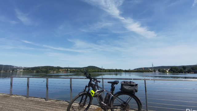 Bild vom Harkortsee, im Vordergrund ein Fahrrad.