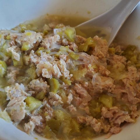 Minced bittermelon, ground pork & rice vermicelli soup.