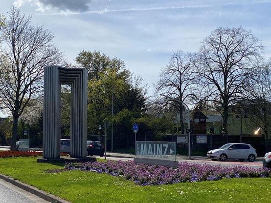 Willkommen (Autofahrer) in Mainz: Blumenmeer am Pariser Tor.