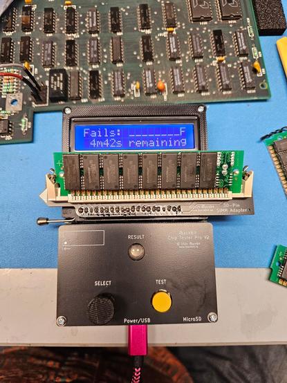 BackBit Chip Tester Pro V2 with the 30 pin SIMM adapter, testing a 4x8 SIMM.