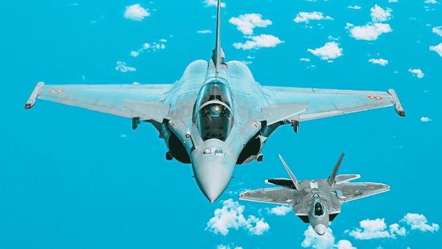 AIR ALLIES France’s Rafale fighter (top) flies with the United States’ F-22 aircraft in Hawaii during a 2021 mission. —photo from France Ministry of Defense