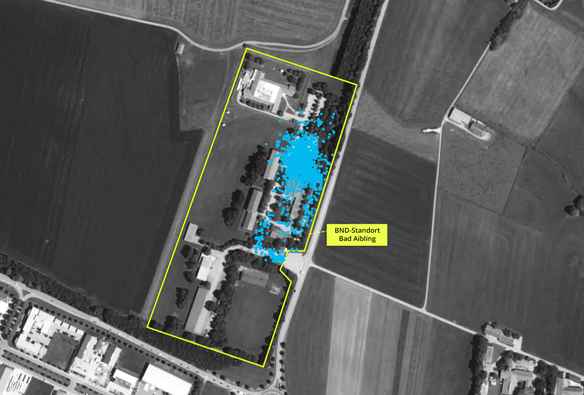 Das Bild zeigt eine Satellitenkarte des BND-Standortes Bad Aibling. Darauf blaue Punkte, die für Standortdaten einer Person stehen.