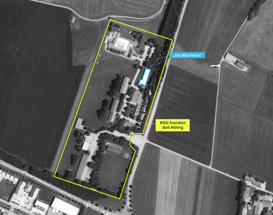 Wieder der BND-Standort Bad Aibling. Dieses Mal ist ein Gebäude blau markiert, das in den Snowden Dokumenten "die Blechdose" genannt wurde.