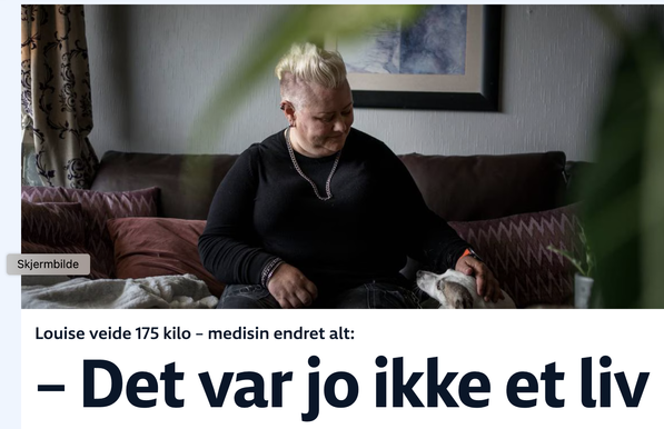 Skjermdump fra NRK hovedside i dag: En dame sitter i en sofa og ser ned på noe hun har foran seg og holder i med venstre hånd. Tittel under bildet: Louise veide 175 kolo – medisin endret alt. Talestrek store typer: Det var jo ikke et liv
