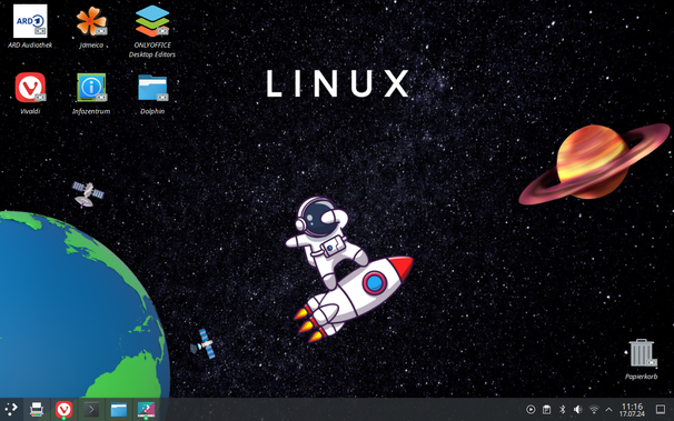 Ein Linux Desktop mit KDE Oberfläche und einem Wallpaper mit Weltraum, Erde , Astronaut und einem Planeten. In weißer Schrift über dem Astronauten steht "Linux". Das Betriebssystem heißt Q4OS Linux.