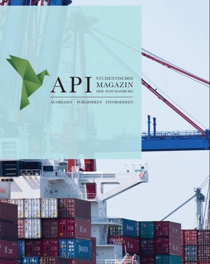 Ein Frachtschiff mit gestapelten Schiffscontainern im Hamburger Hafen ist mit dem Logo und dem Text für "API Studentisches Magazin der HAW Hamburg" und dem Schriftzug "Ausbilden, Publizieren, Informieren" überlagert.
