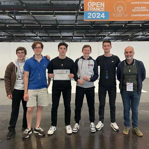 L'équipe de 5 lycéens et leur professeur lorsqu'ils ont gagné la finale nationale 2024