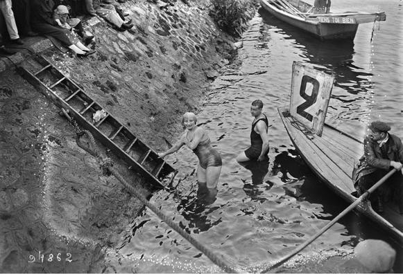 Arrivée de la gagnante de la Traversée de Paris à la nage, Mme Cady (août 1924, course professionnelle). Photographie en noir et blanc sur Commons