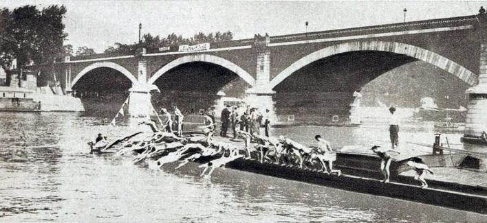 Départ de la traversée de Paris à la nage en juillet 1929, depuis le Pont de Invalides. Photographie en noir et blanc sur Commons