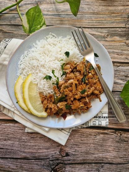 Piatto con del pulled jackfruit e del riso basmati