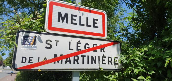 panneau de signalisation routière indiquant la ville de Melle.