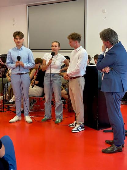 Sozialminister Manne Lucha stellt sich den Fragen dreier junger Menschen, die gerade ihr Freiwilliges Soziales Jahr abgeschlossen haben. Anlass war die Verleihung der Zertifikate für das FSJ.