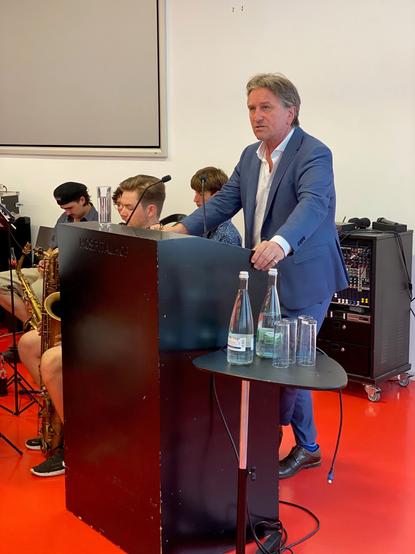 Sozialminister Manne Lucha begrüßt eine kleine Gruppe junger FSJlerinnen und FSJler und bedankt sich für ihr herausragendes soziales Engagement.