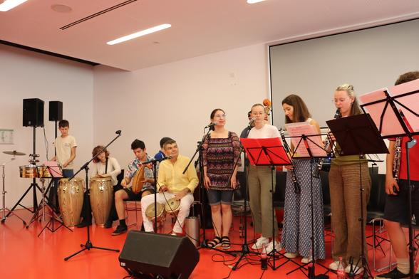 Schülerinnen und Schüler der Musikschule Stuttgart gestalten das musikalische Rahmenprogramm bei der Zertifikatübergabe.