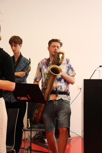 Ein Saxophonist spielt mit geschlossenen Augen auf seinem Instrument.