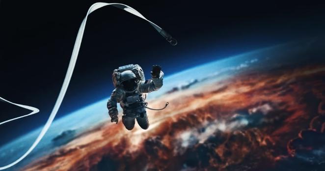 Astronaut versucht panisch, im All nach rettendem Schlauch zu greifen. Poster des Films I.S.S. , der Juli 2024 in deutschen Kinos gestartet ist.