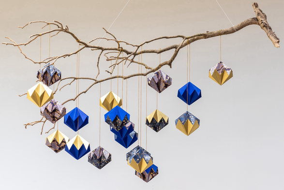 Suspension décorative en origami bleue et or