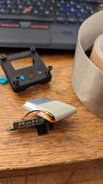 Einzelteile von Agent Shredder. Ein Teil wurde mit Abschirm-Gewebeband beklebt, um den Effekt anschließend mittels Software Defined Radio zu testen.