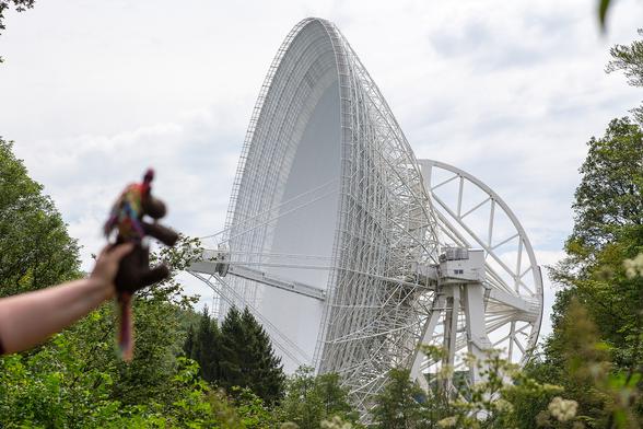 Wie zuvor, hier liegt die Schärfe auf der großen Schüssel des Radioteleskops, Max ist links unscharf zu sehen.