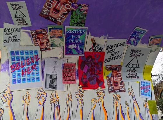 Collection of protest placards painted under the arches.

Sammlung von Protestplakaten, die unter die Brueckenboegen gemalt wurden.