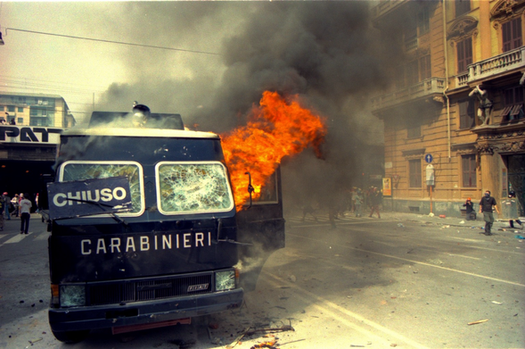 Ein Mannschaftswagen der Carabinieri brennt