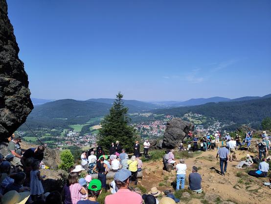 Blick vom Silberberg, mittig mit Sonnenhut: Landesbischof Kopp