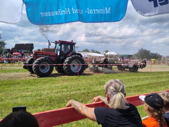 Ein Traktor zieht einen Traktor-Pulling Bremsanhänger.