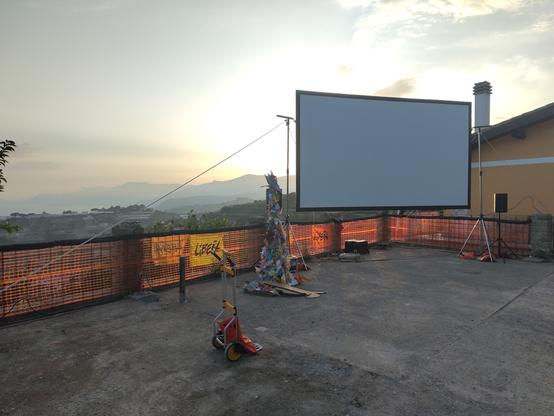 Schermo per la proiezione con panorama dietro