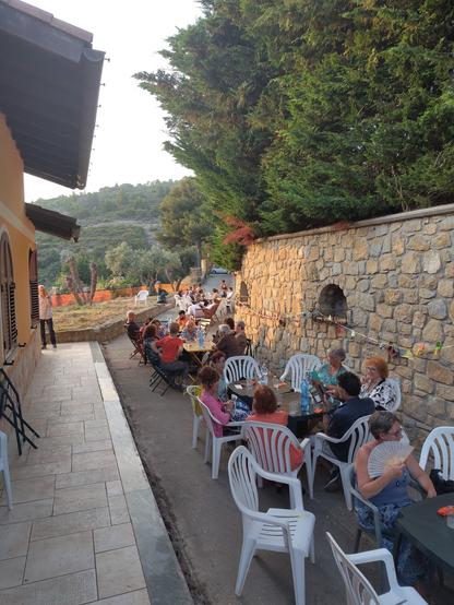 Tavoli e persone a cena
