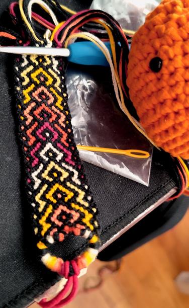 Un bracelet à 24 fils de coton.

Le motif à répétition ressemble vaguement à des V de couleurs imbriquées et séparé par des V noirs.
Les couleurs sont arrangées pour faire un dégradé : Rouge, Orange, jaune&orange, jaune, blanc cassé (répétition).