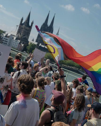 Regenbogenfahne vor Kölner Dom